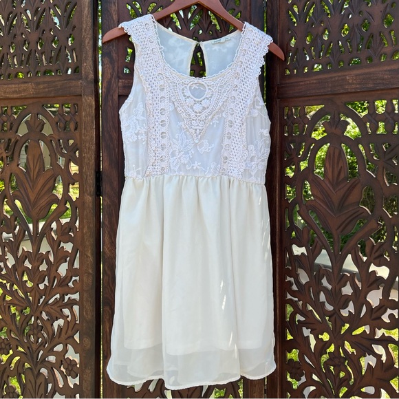 Charlotte Russe Dresses & Skirts - *SALE* Gorgeous Ivory Lace Bodice Dress